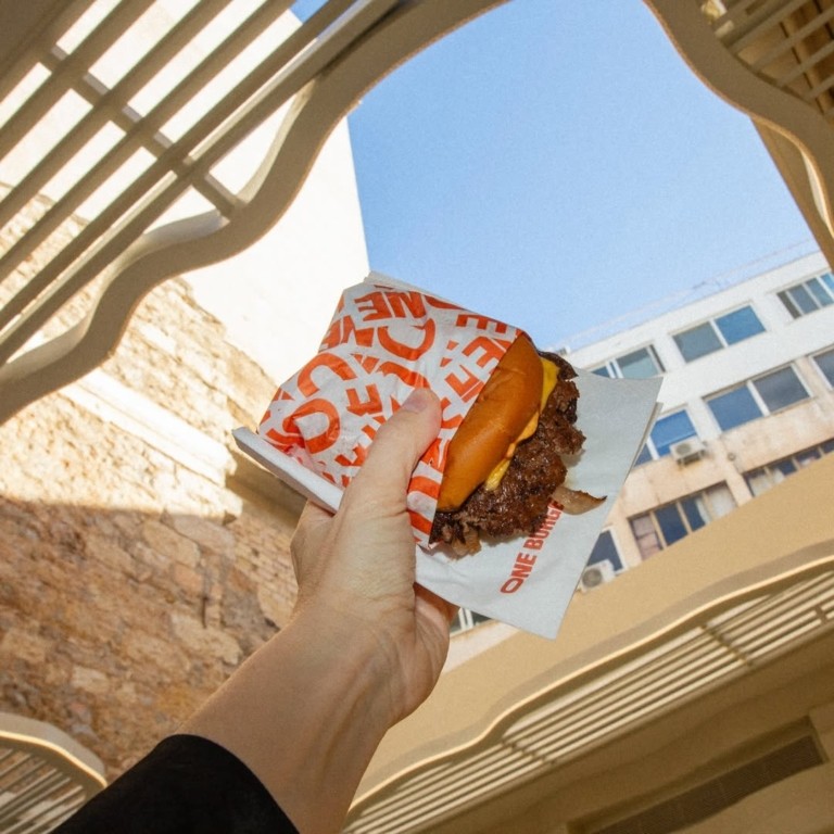 Πώς το smash burger έγινε η street food εμμονή της Αθήνας – Αυτά είναι τα τοπ 8