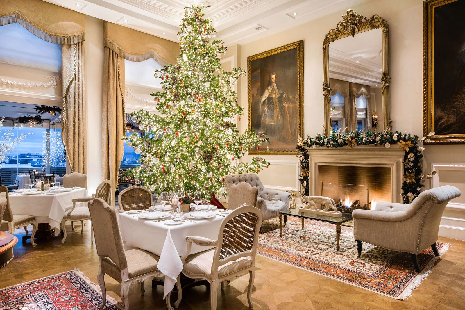 Πώς θα είναι η εμπειρία και τα εορταστικά μενού σε 5 πολυτελή ξενοδοχεία της Αθήνας