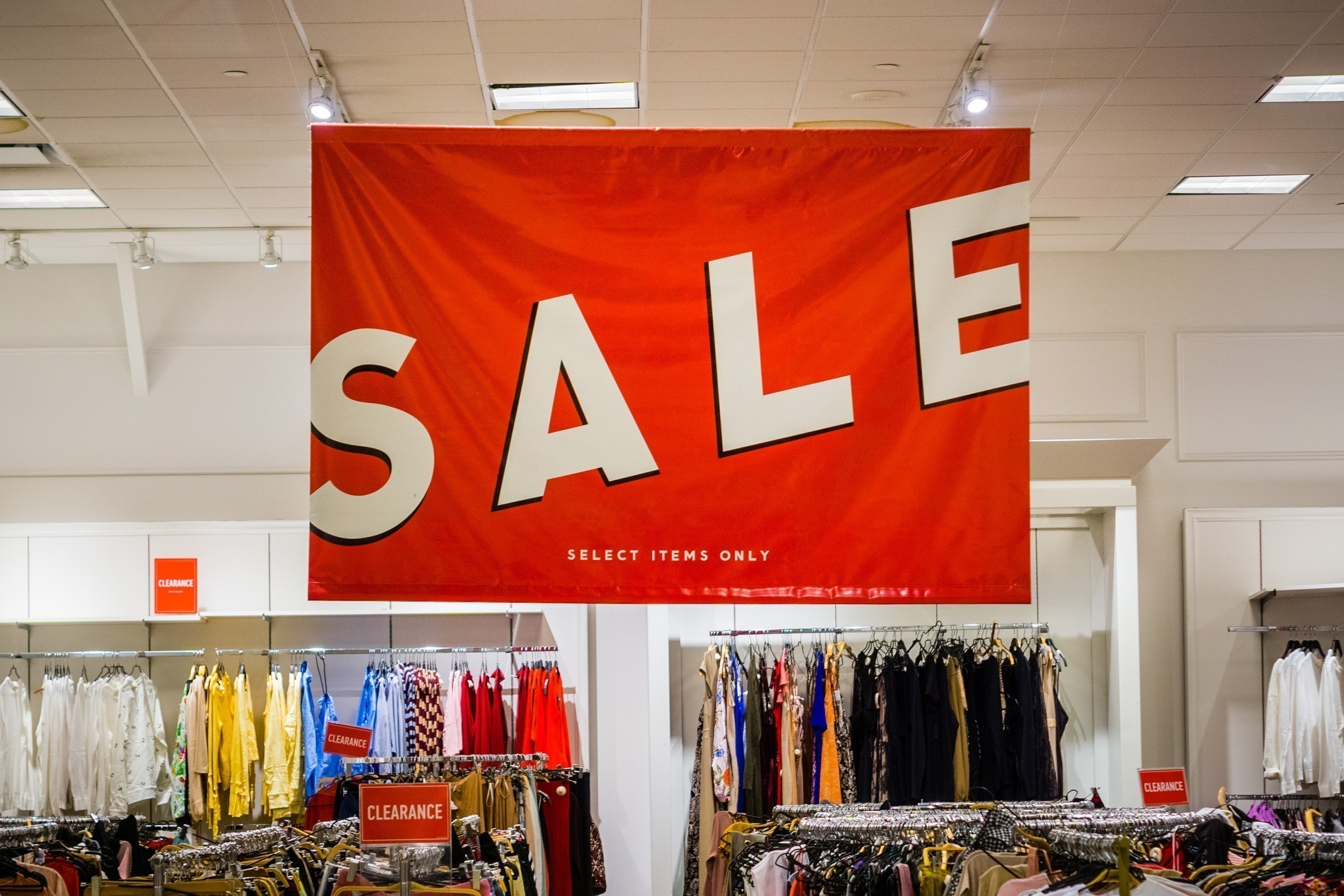 Πώς από τις χαμηλές τιμές οι Αμερικανοί οδηγούνται σε χρέη | Ειδήσεις για την Οικονομία