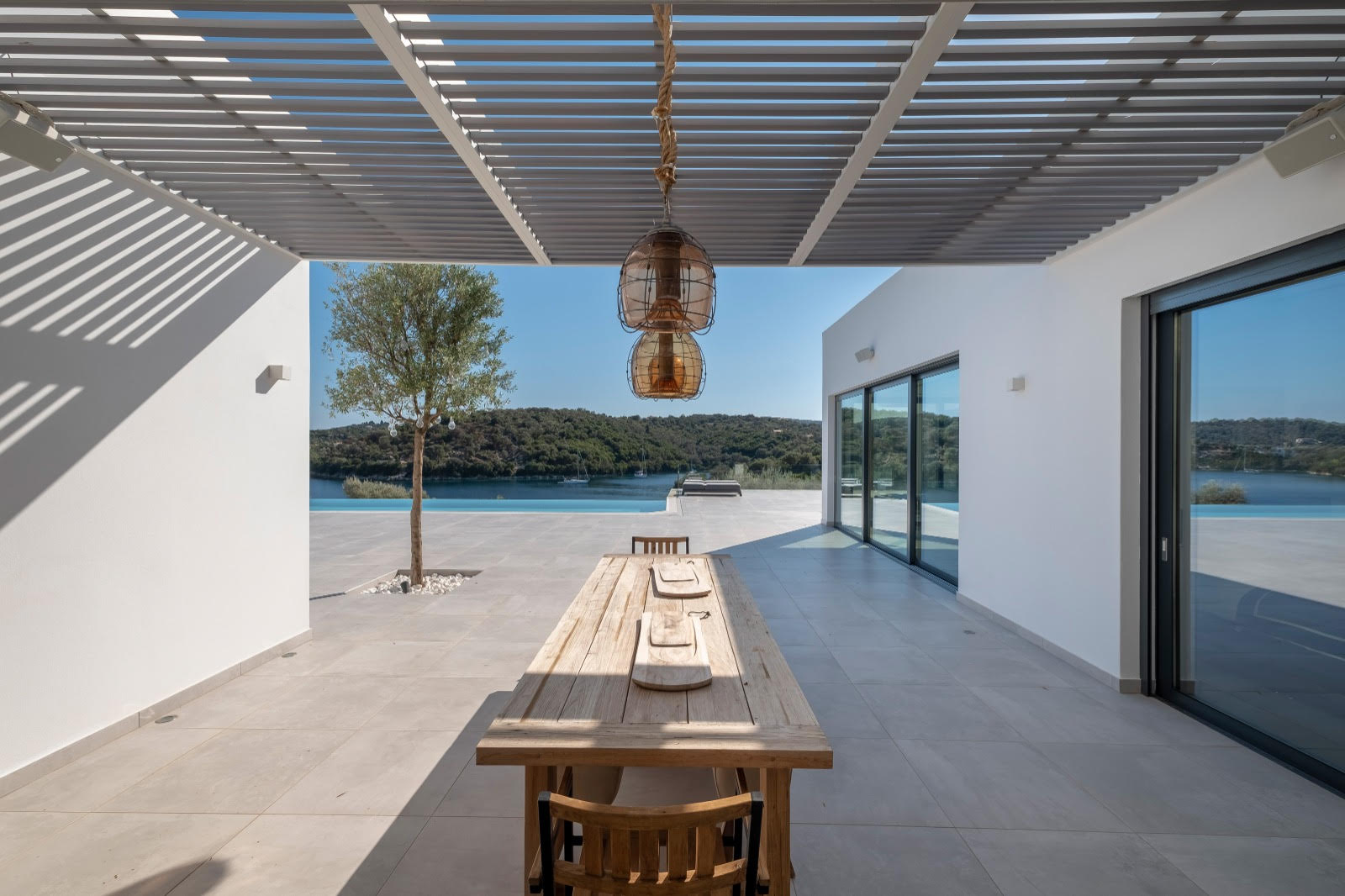 Μεγανήσι: Πώς τρεις γενιές της οικογένειας Σκλαβενίτη συνέβαλαν στην ανάπτυξη του νησιού Μεγανήσι: Πώς τρεις γενιές της οικογένειας Σκλαβενίτη συνέβαλαν στην ανάπτυξη του νησιού