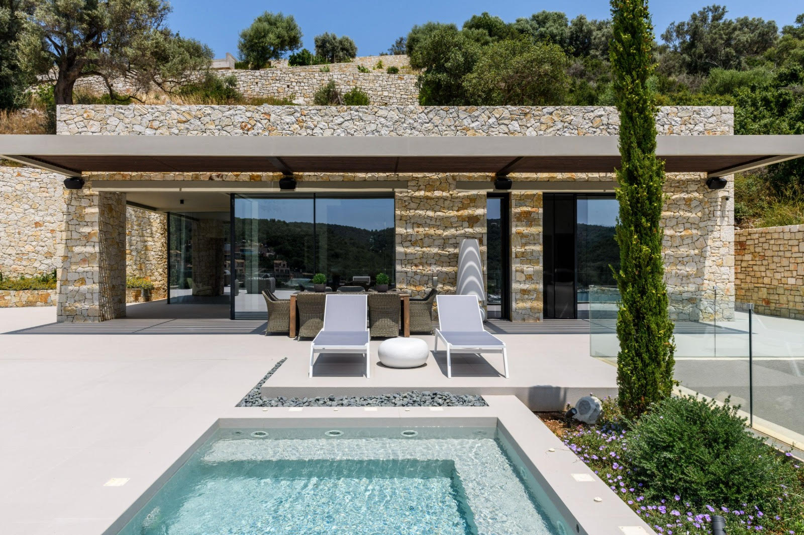 Μεγανήσι: Πώς τρεις γενιές της οικογένειας Σκλαβενίτη συνέβαλαν στην ανάπτυξη του νησιού Μεγανήσι: Πώς τρεις γενιές της οικογένειας Σκλαβενίτη συνέβαλαν στην ανάπτυξη του νησιού