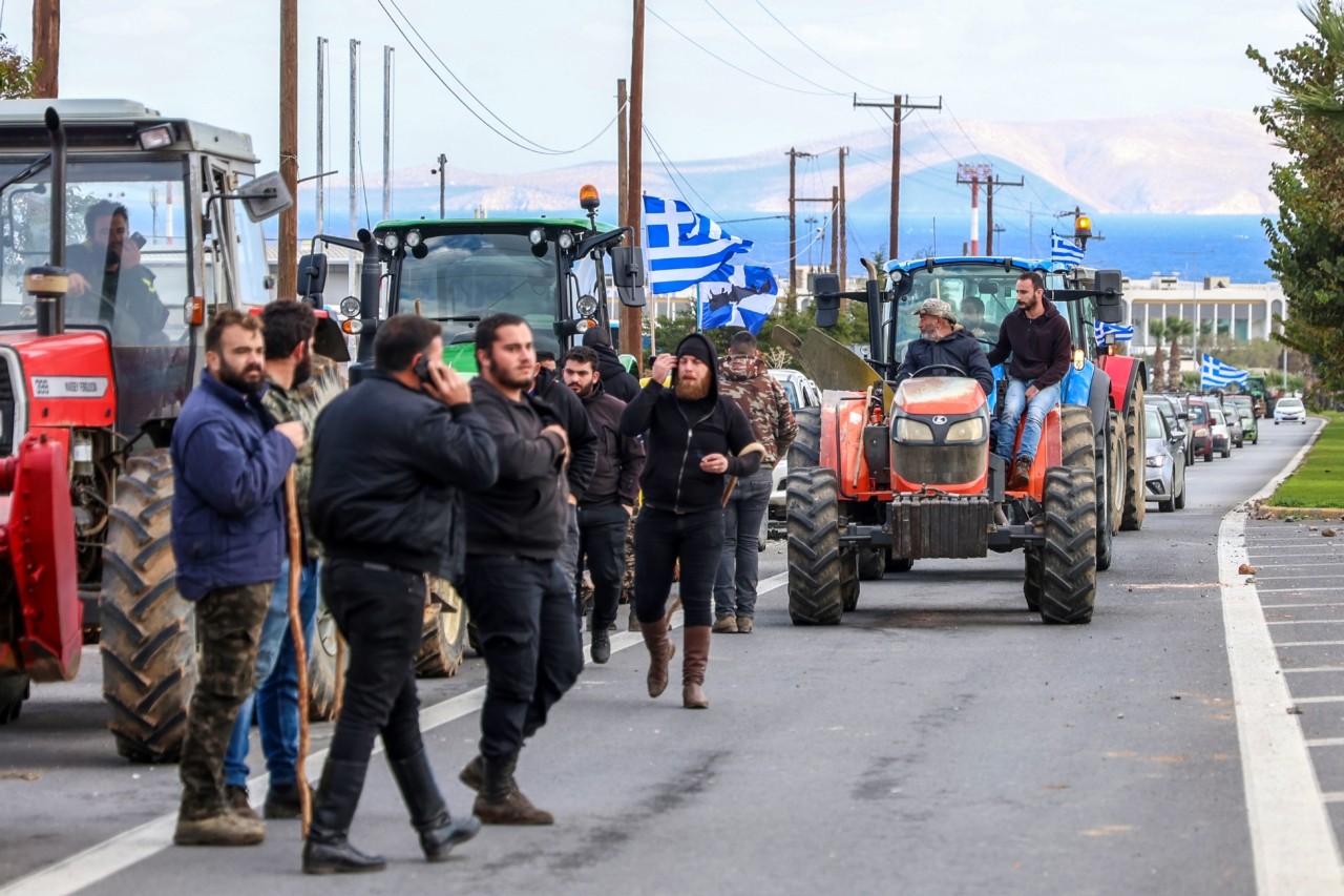 Αγροτικά μπλόκα: Τα σημεία που παραμένουν αποκλεισμένα – Ποια λιμάνια και αεροδρόμια παίρνουν σειρά | Ειδήσεις για την Οικονομία