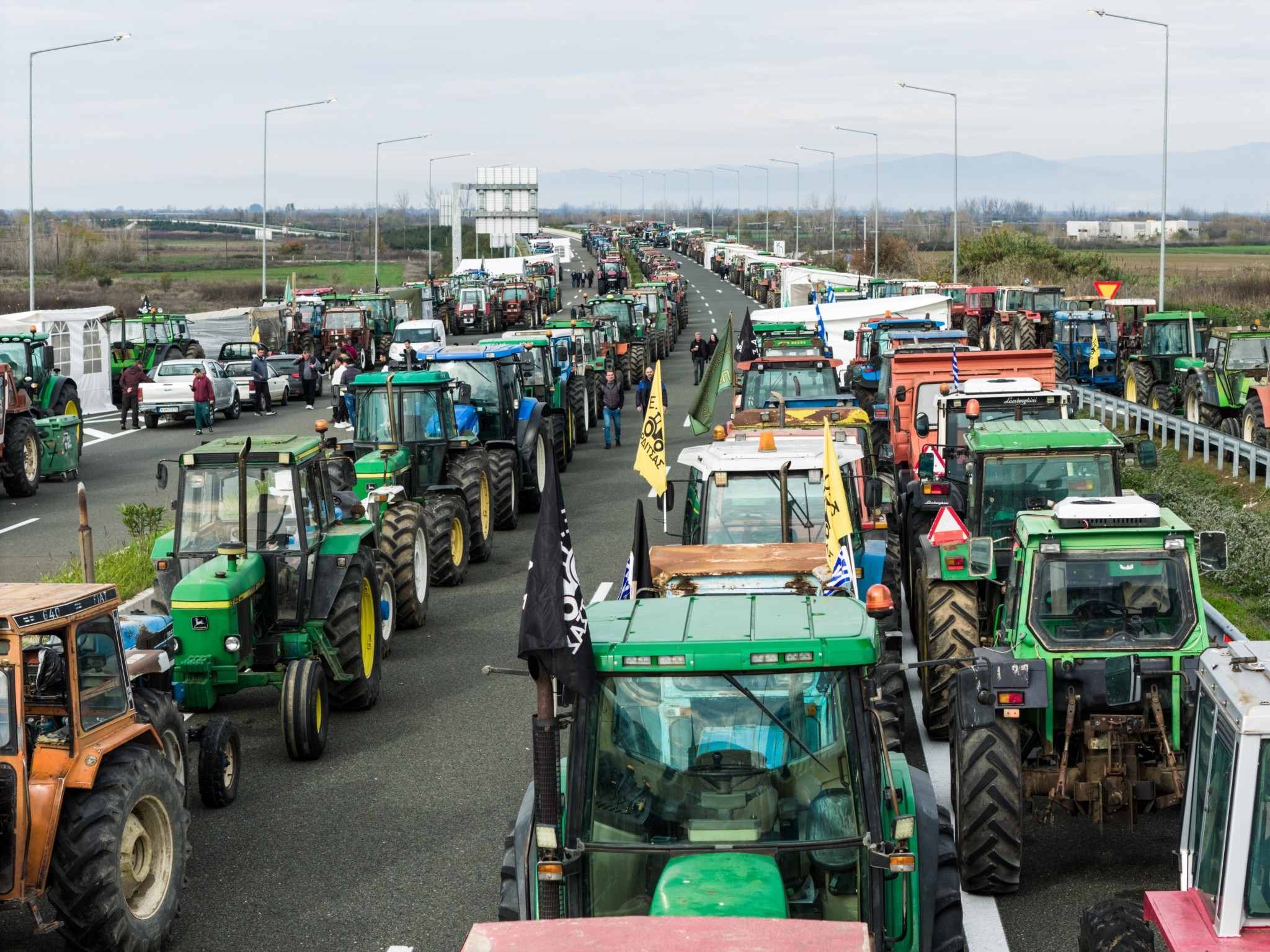 Μπλόκα αγροτών: Νέος αποκλεισμός του τελωνείου των Ευζώνων