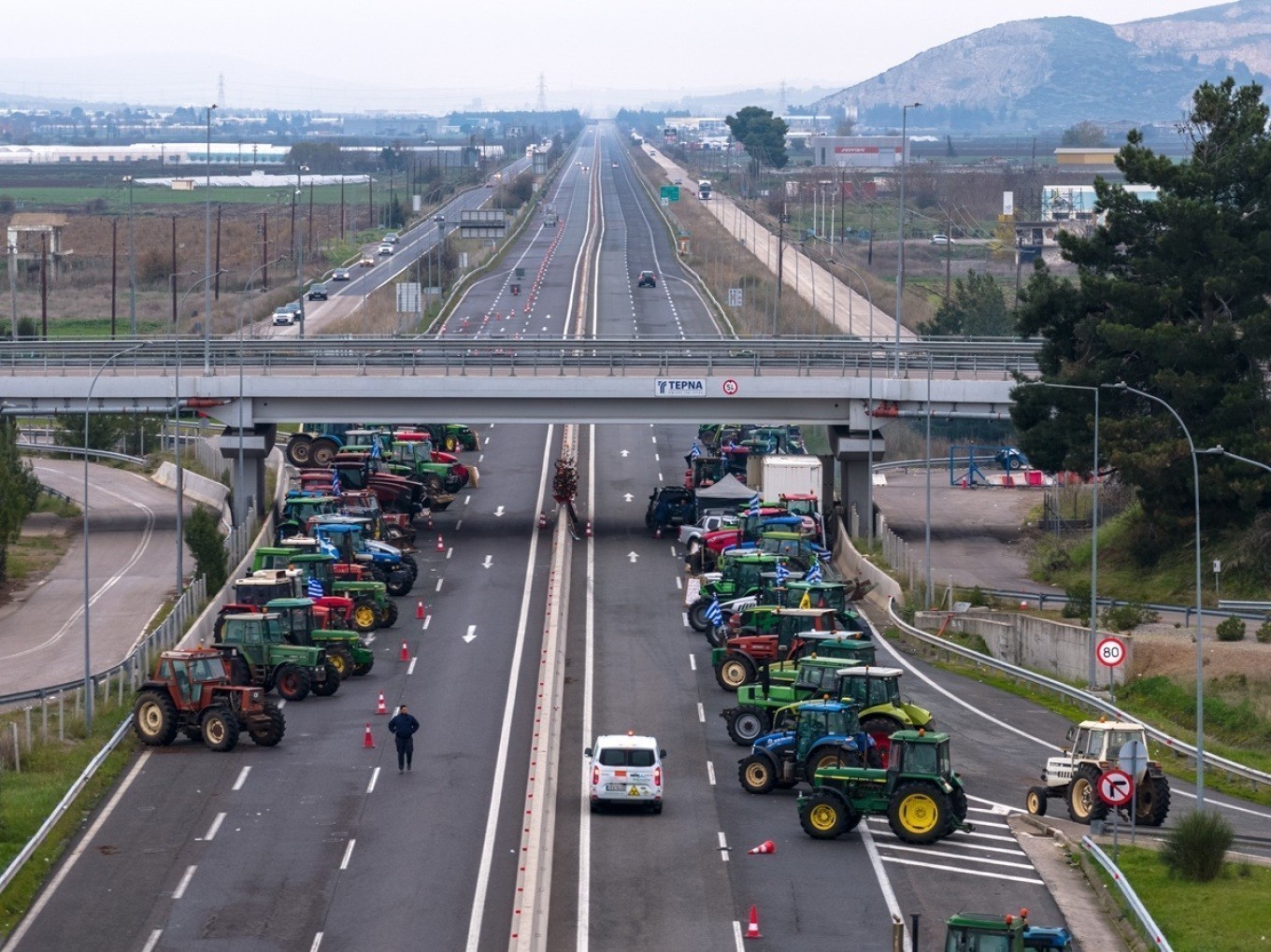 Πρωτοχρονιά στα μπλόκα για τους αγρότες: Κλείνει το ρεύμα προς Αθήνα στην Εθνική Οδό