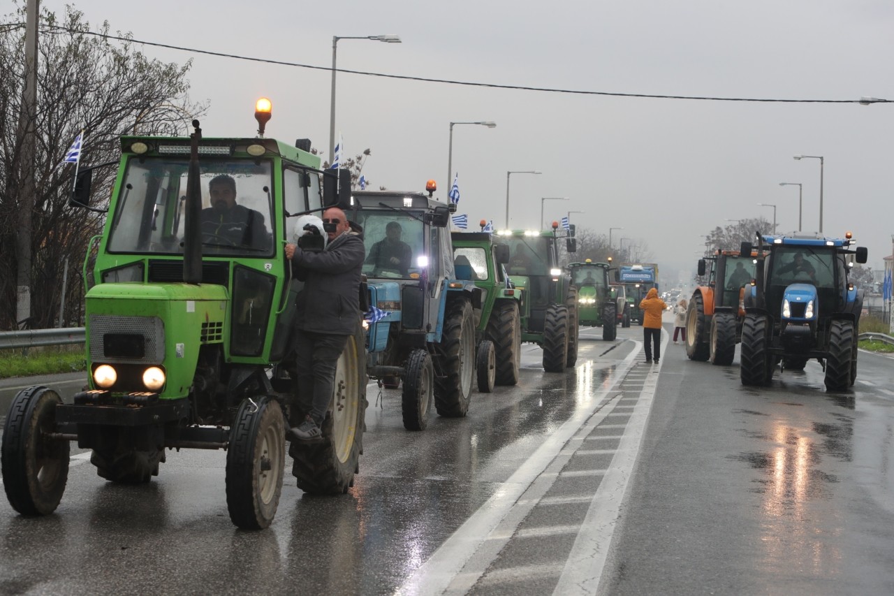 Μπλόκα και σε κεντρικούς δρόμους – Μπαράζ αποκλεισμών τελωνείων, ποια αεροδρόμια και λιμάνια παίρνουν σειρά | Ειδήσεις για την Οικονομία