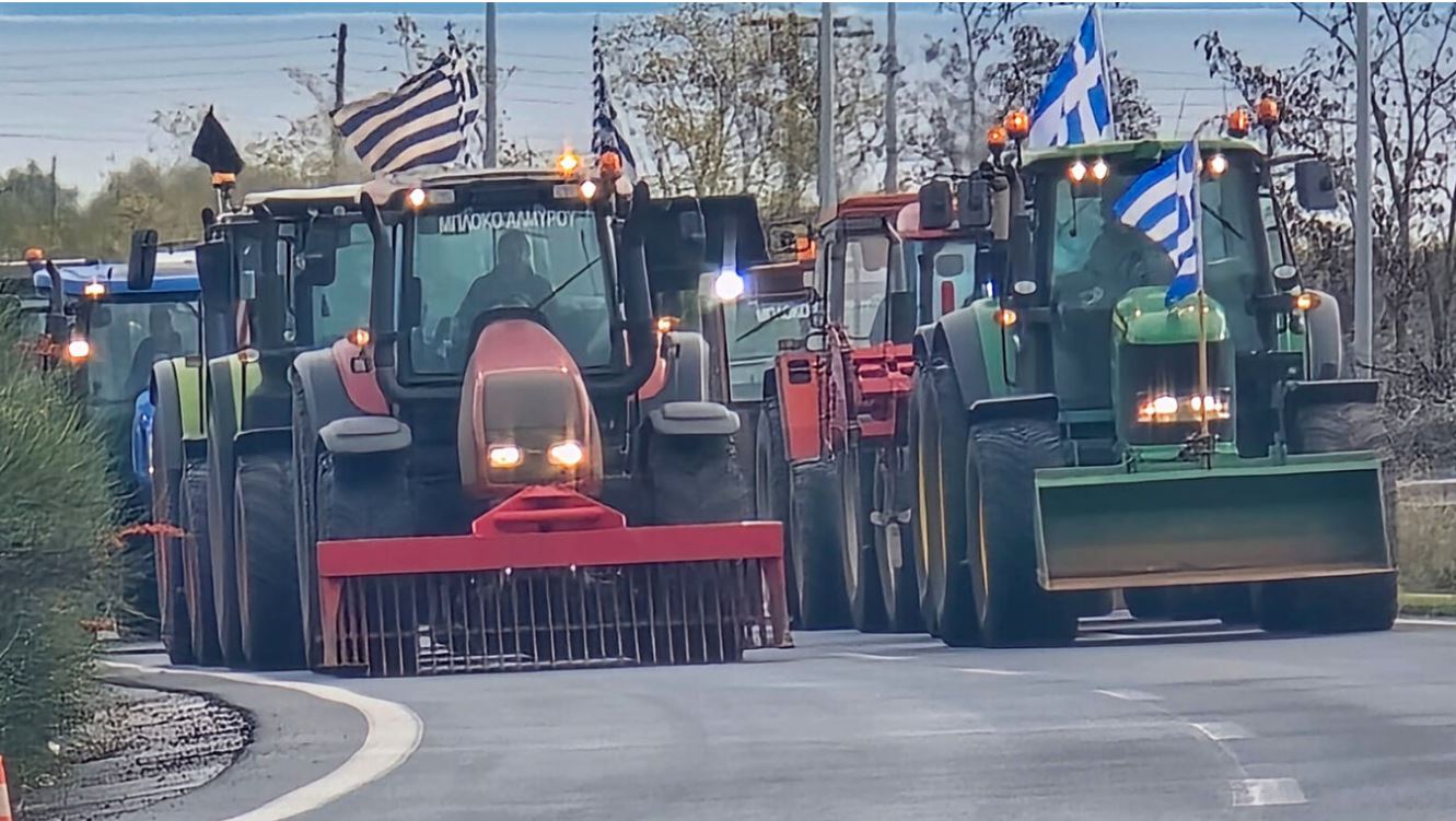 Αμετακίνητοι οι αγρότες, εντείνονται τα μπλόκα – Έκλεισαν με τρακτέρ τον κόμβο Μικροθηβών στην ΠΑΘΕ (vids+pics) | Ειδήσεις για την Οικονομία