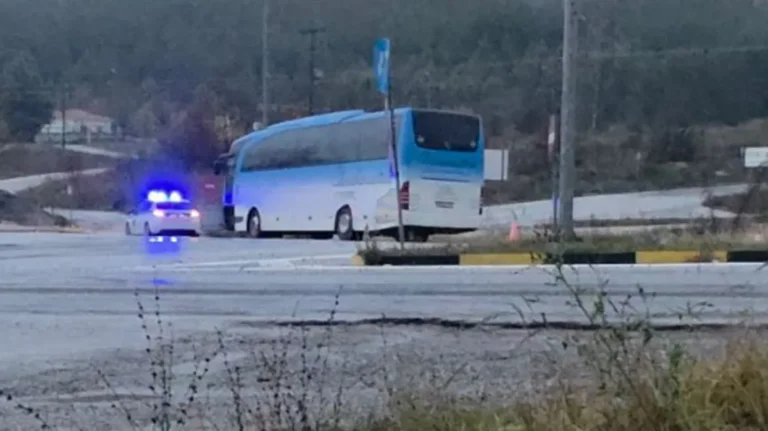 Λεωφορείο εξετράπη στην Πτολεμαΐδα: Νεαρός επιβάτης πήρε το τιμόνι και πάτησε φρένο (vid) (upd)