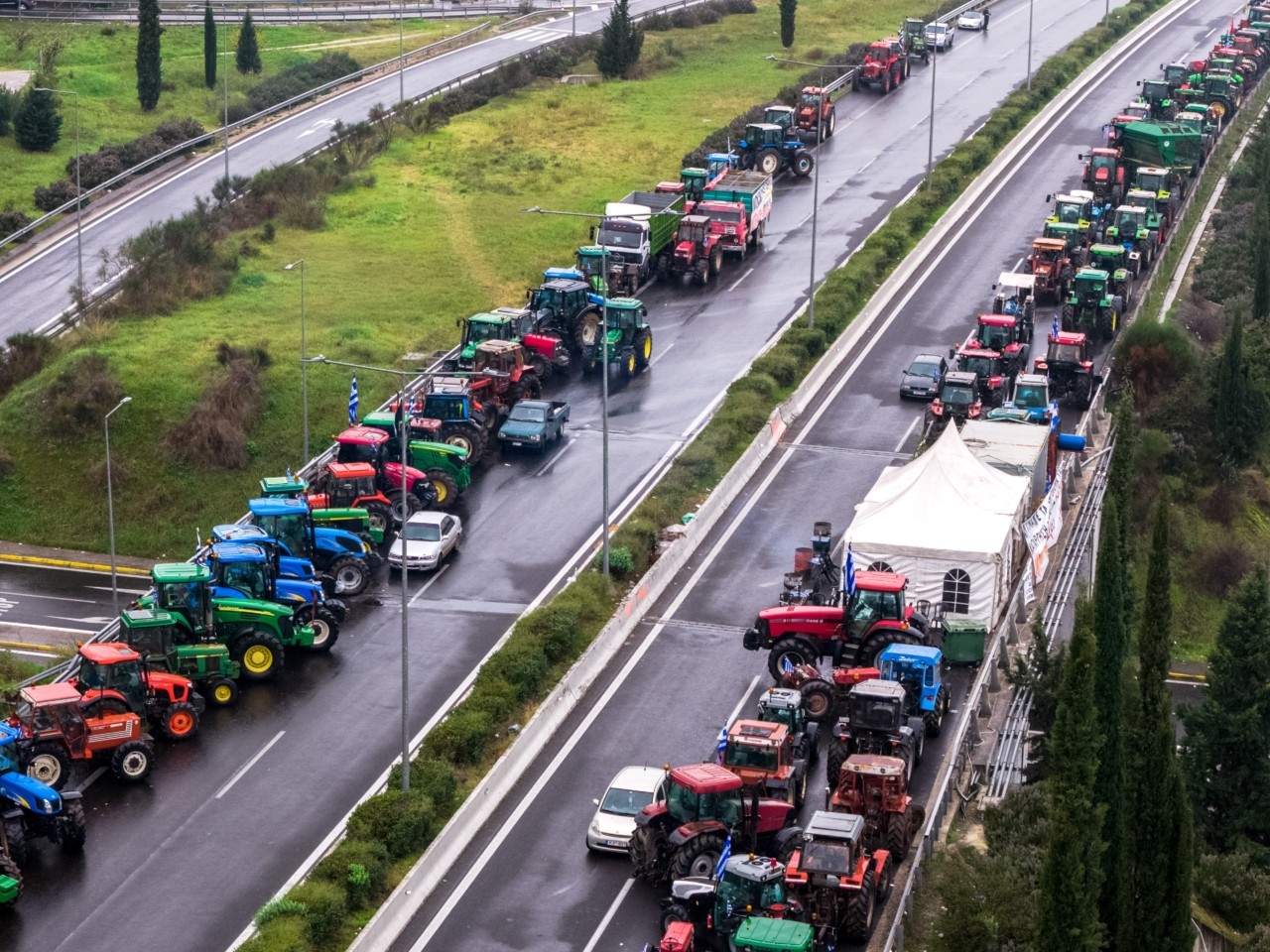 Σε απόγνωση οι μεταφορείς από τα μπλόκα στο εθνικό οδικό δίκτυο | Ειδήσεις για την Οικονομία