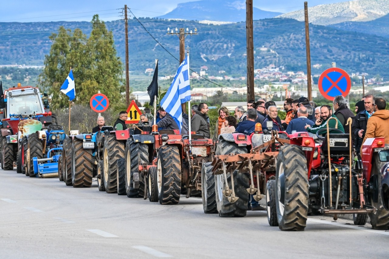 Ο «χάρτης» των αγροτικών μπλόκων: Ποιοι δρόμοι είναι κλειστοί – Πάνε για αποκλεισμό σε αεροδρόμιο Χανίων και Ηρακλείου (vid) | Ειδήσεις για την Οικονομία