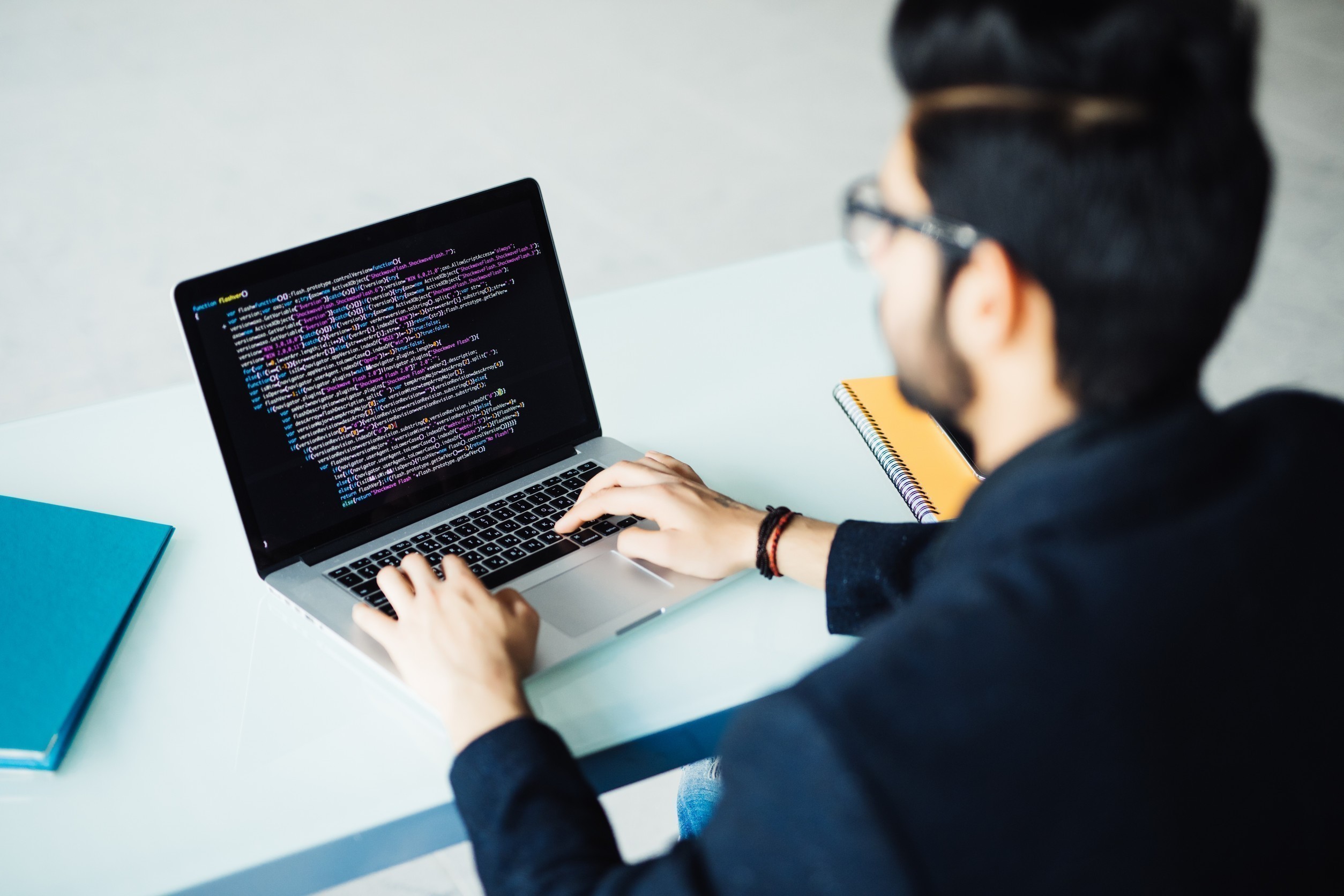 Τζέφρι Χίντον: Ο «νονός της AI» λέει ότι δεν πρέπει να εγκαταλείψουμε το coding (pic) | Ειδήσεις για την Οικονομία