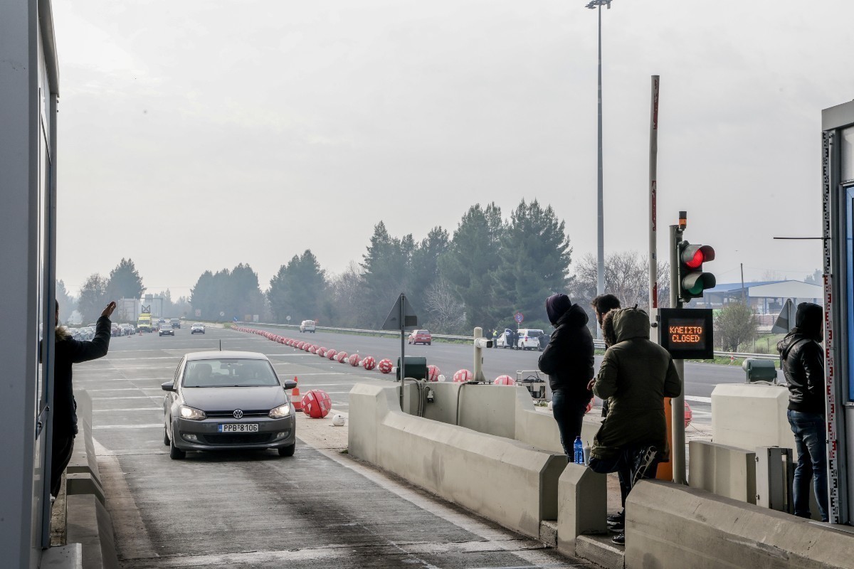 Αγρότες: Συνεχίζεται και σήμερα το άνοιγμα διοδίων – Παραμένουν στα μπλόκα τα τρακτέρ | Ειδήσεις για την Οικονομία