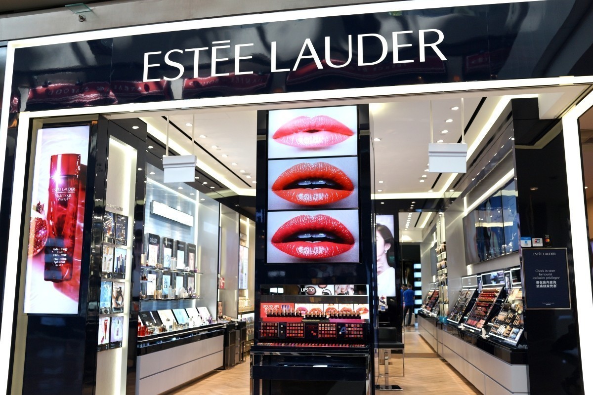 Πώς η Estée Lauder άλλαξε κλίμακα στην Ελλάδα τρία χρόνια μετά το «διαζύγιο» με τη Γρ. Σαράντης (pic) | Ειδήσεις για την Οικονομία
