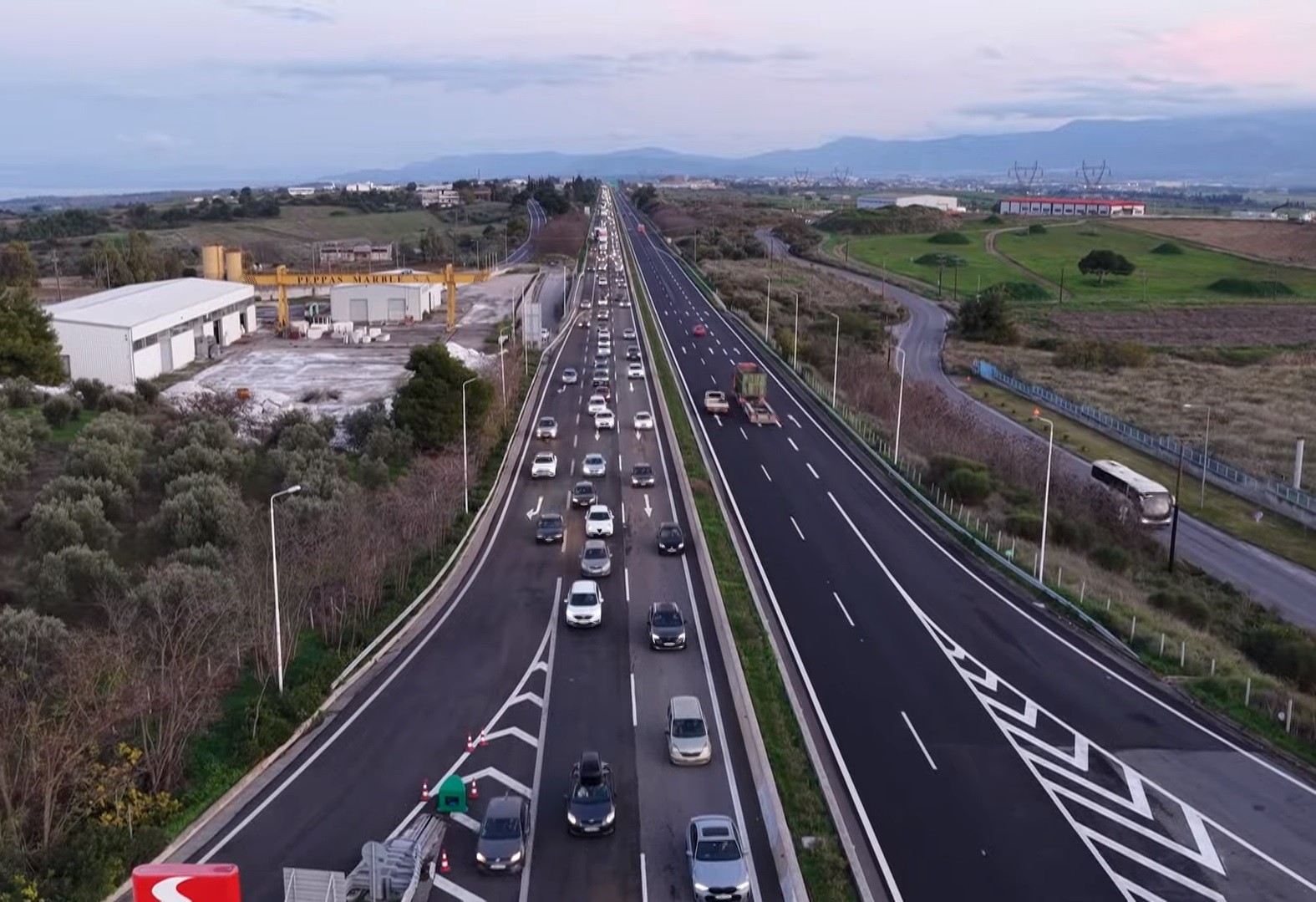 Μπλόκα: Εξοδος-εφιάλτης με ουρές χιλιομέτρων στις εθνικές οδούς (vid) | Ειδήσεις για την Οικονομία