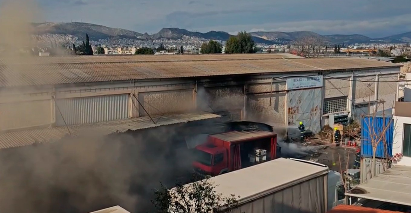 Φωτιά σε αποθήκες εργοστασίου στου Ρέντη | Ειδήσεις για την Οικονομία