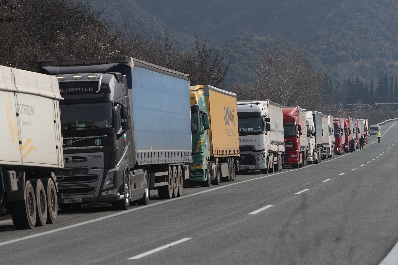 Μεταφορές και αγροτικά μπλόκα: Αγώνας δρόμου για τον ανεφοδιασμό – Έως και τα μισά δρομολόγια εκτελούν τα φορτηγά | Ειδήσεις για την Οικονομία