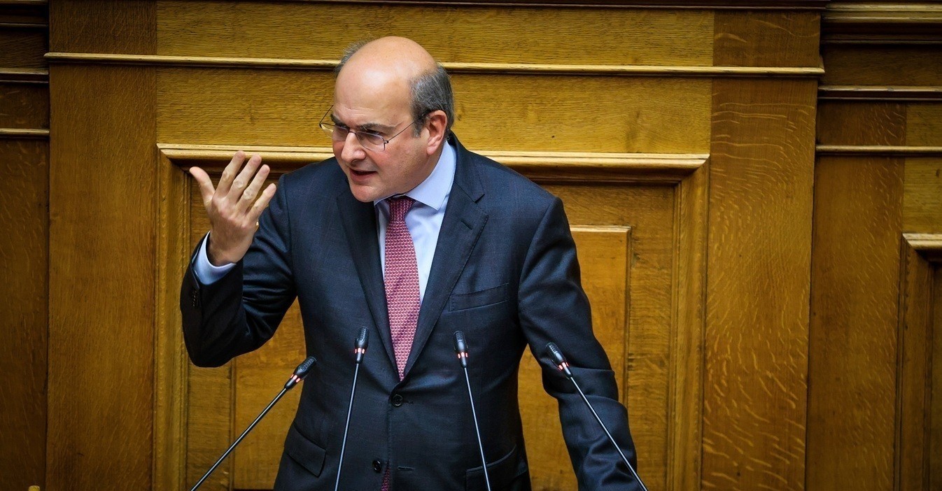 Χατζηδάκης: Ανακατανομή κονδυλίων και νέα μέτρα στήριξης για τους αγρότες από την κυβέρνηση – Δείτε live | Ειδήσεις για την Οικονομία