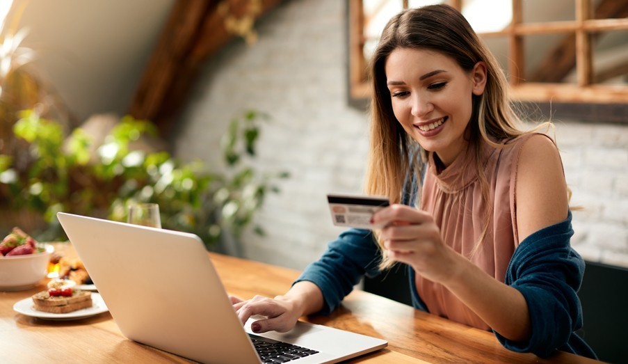 Δόσεις με χρεωστική: Καινοτόμος τρόπος πληρωμής αλλάζει το πώς ασφαλιζόμαστε | Ειδήσεις για την Οικονομία