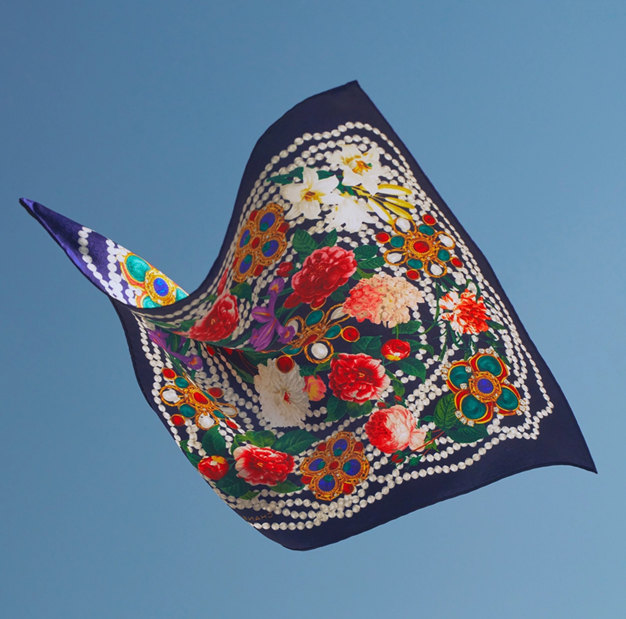 Η ιστορία πίσω από το μετάξι που χρησιμοποιεί η Chanel εδώ και 50 χρόνια