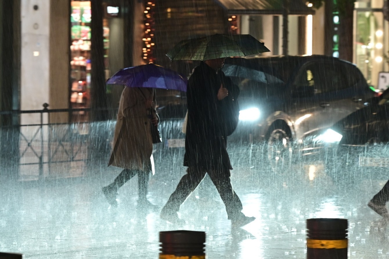 «Πνίγηκε» η Αττική – Δύσκολη η νύχτα καθώς συνεχίζεται η επέλαση της κακοκαιρίας Byron σε όλη τη χώρα (upd)