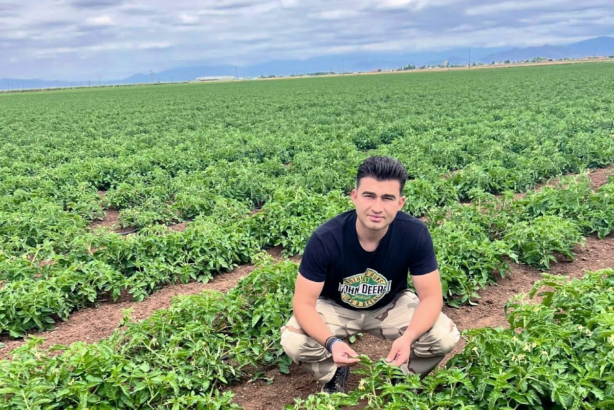 Κωνσταντίνος Κωστούλης: Ποιος είναι ο Αγρότης της Χρονιάς – Το δύσκολο παρόν και το πλάνο για τον πρωτογενή τομέα | Ειδήσεις για την Οικονομία