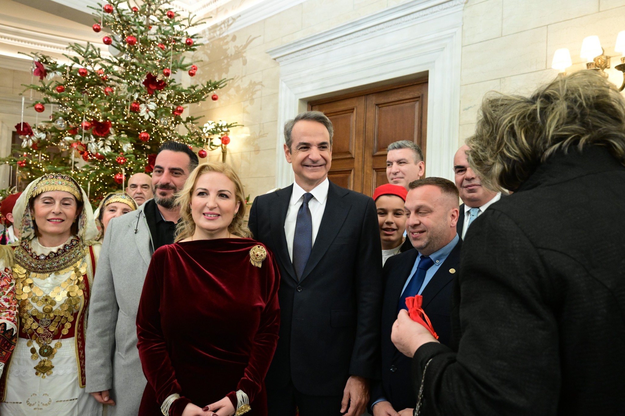 Τα πρωτοχρονιάτικα κάλαντα στον Κυριάκο Μητσοτάκη από την Ένωση Λιοσιωτών Ιλίου (pics)