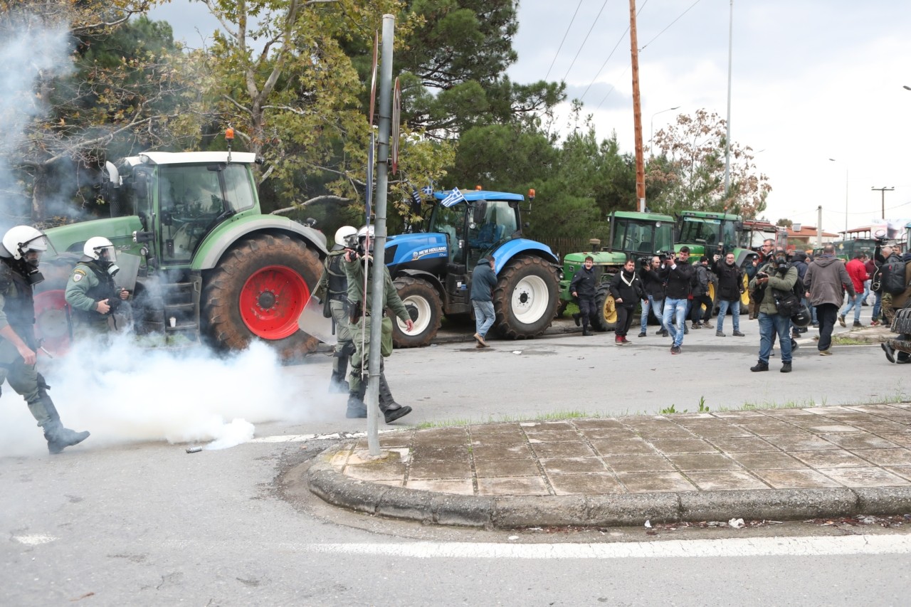 Όλα τα σημεία με αγροτικά μπλόκα: Έκλεισε η Εθνική Οδός στη Θήβα – Ένταση δίπλα στο αεροδρόμιο Μακεδονία | Ειδήσεις για την Οικονομία