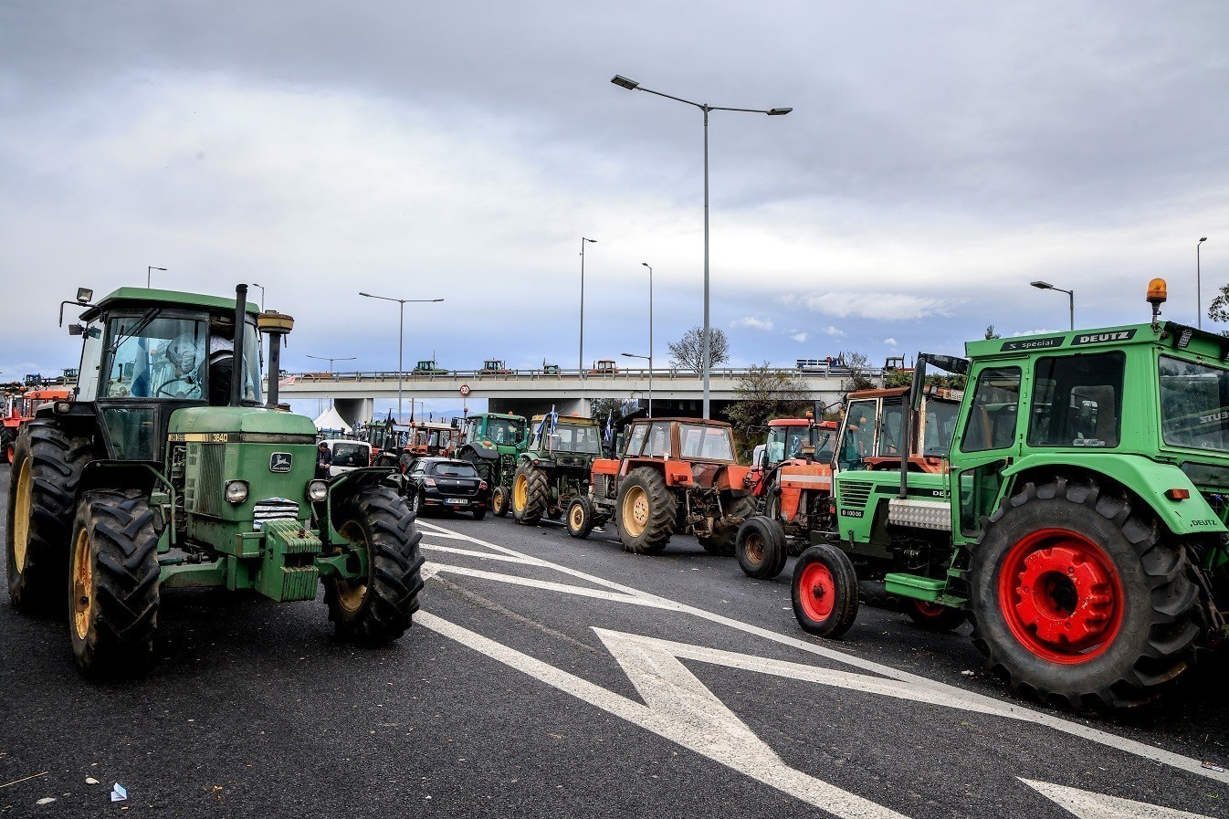 Χιλιάδες τρακτέρ στα μπλόκα των αγροτών – Κλειστές εθνικές οδοί και τελωνεία (pics) | Ειδήσεις για την Οικονομία