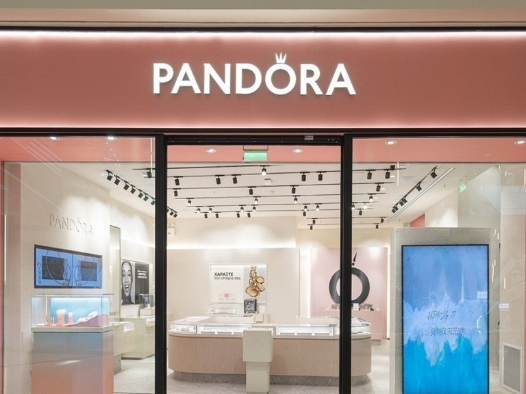 Η Pandora «λάμπει» στην Ελλάδα: Νέα καταστήματα, ισχυρά νούμερα και αναδιάταξη στην αγορά κοσμήματος (pics)