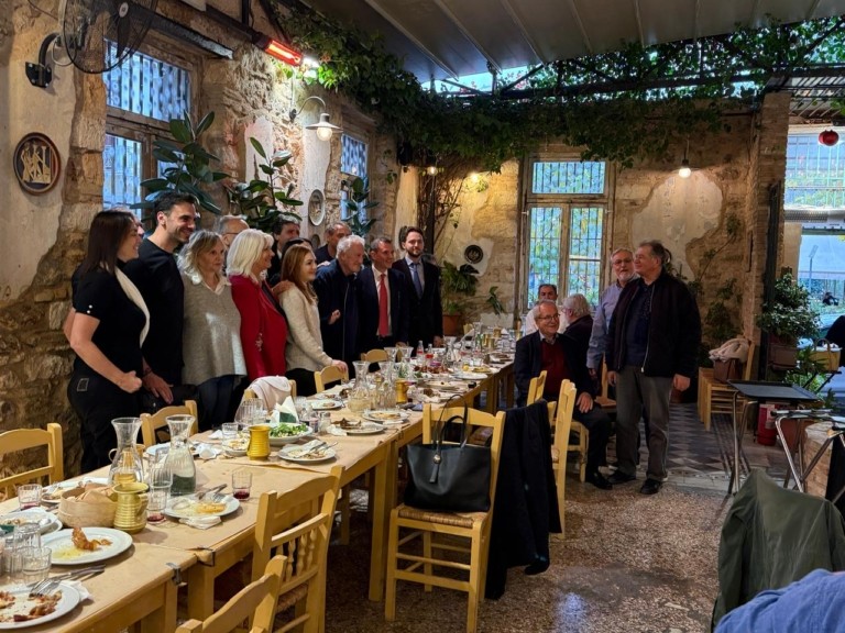 Πόλεμος Τσίπρα με Χαριλάου Τρικούπη για τη δεύτερη θέση – Συνάντηση όλων των «φυλών» του ΠΑΣΟΚ σε ταβέρνα στο κέντρο της Αθήνας (pics)