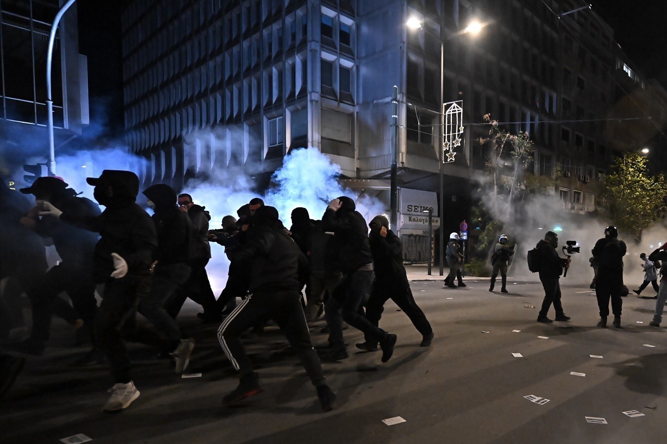 Επεισόδια στο κέντρο της Αθήνας στην πορεία για τον Αλέξανδρο Γρηγορόπουλο (vids) (upd)