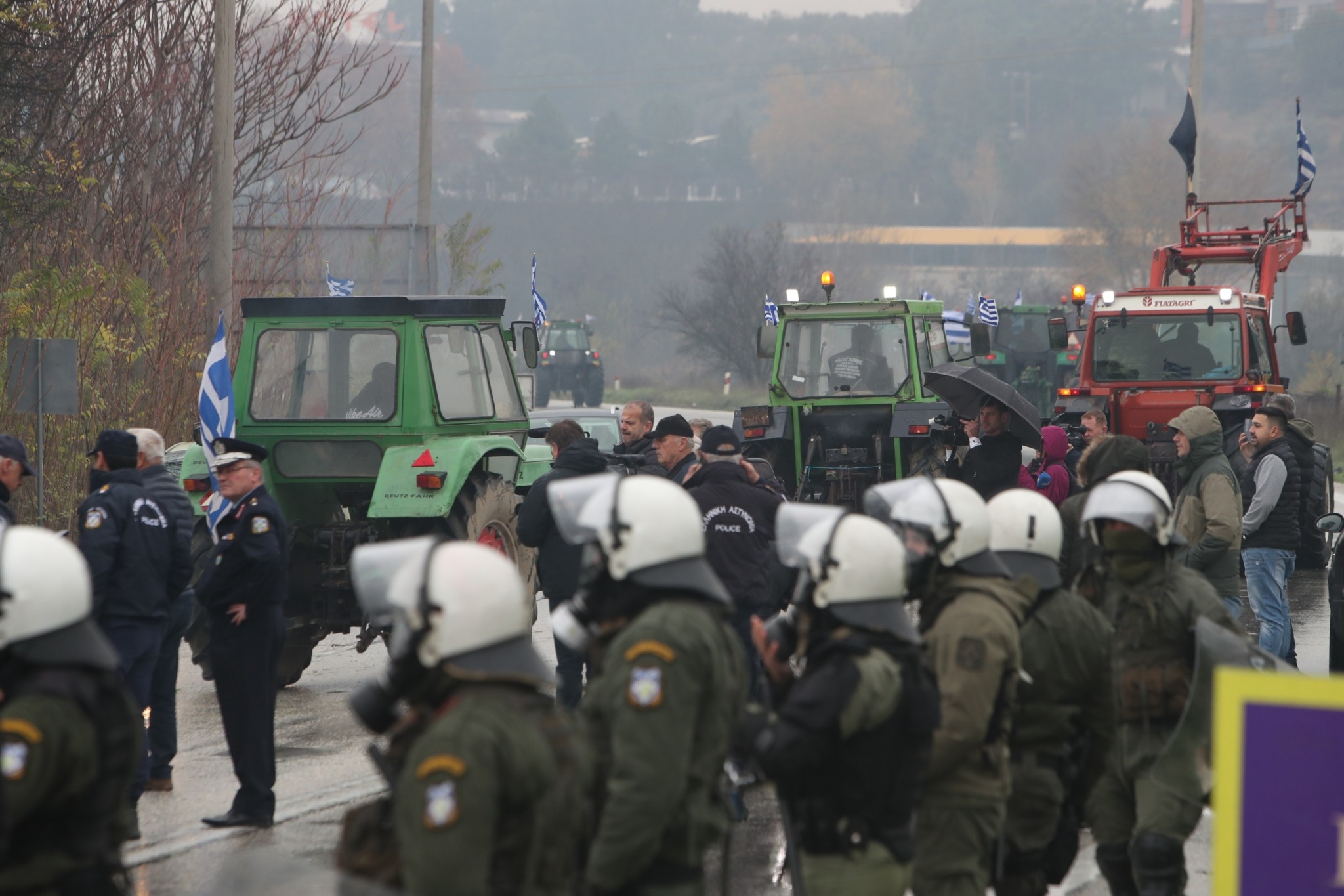 Αγρότες: Ενισχύονται τα μπλόκα – Αποκλεισμένα τελωνεία, έσπασε ο αστυνομικός φραγμός στον Προμαχώνα – Το βλέμμα σε λιμάνια, αεροδρόμια (pics+vid) (upd)