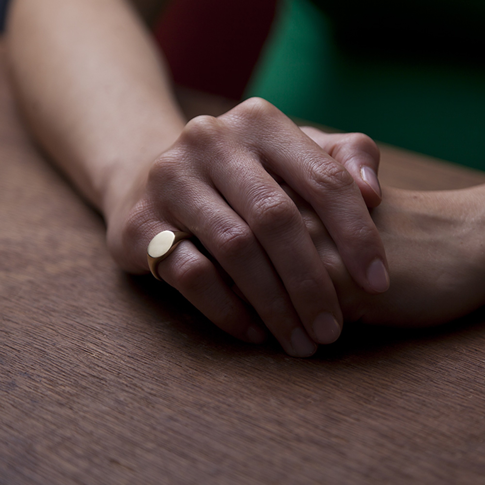 To δαχτυλίδι στο μικρό δάχτυλο επιστρέφει: Η ιστορία του chevalière που φορούν ακόμα οι βασιλικές οικογένειες