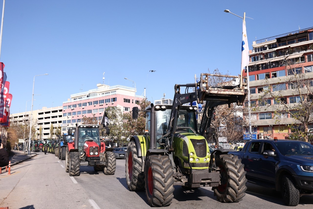 Αγρότες: Ξεκίνησε το κομβόι για το λιμάνι της Θεσσαλονίκης – Πού υπάρχουν μπλόκα (vid) | Ειδήσεις για την Οικονομία