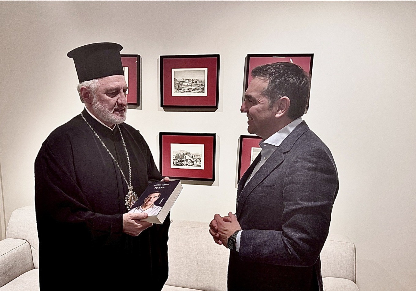 Συνάντηση Τσίπρα με τον Αρχιεπίσκοπο Αμερικής Ελπιδοφόρο: Του δώρισε το βιβλίο του | Ειδήσεις για την Οικονομία