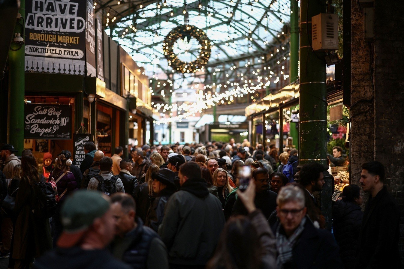 Χριστουγεννιάτικη κατήφεια στη Βρετανία: Οι καταναλωτές φοβούνται να ξοδέψουν | Ειδήσεις για την Οικονομία