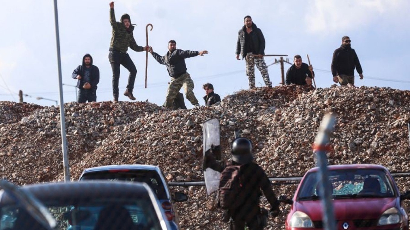 Βαριές κατηγορίες στους αγρότες για τις αγριότητες στην Κρήτη: Κρατούν κλειστό το αεροδρόμιο Ηρακλείου | Ειδήσεις για την Οικονομία