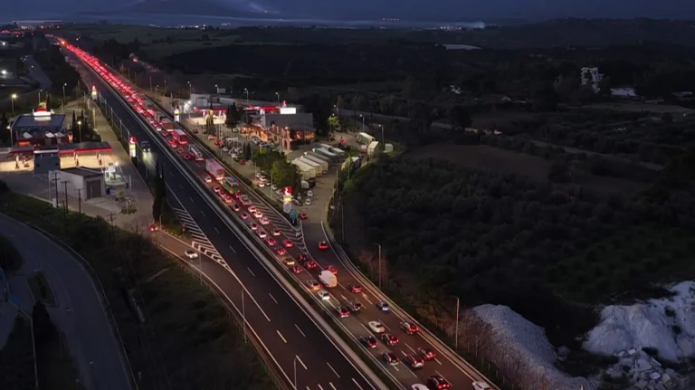 Μετ’ εμποδίων η Χριστουγεννιάτικη έξοδος: Τα τμήματα της Αθηνών-Λαμίας που έχουν ανοίξει – Πού υπάρχουν μπλόκα στις Εθνικές Οδούς (vid)