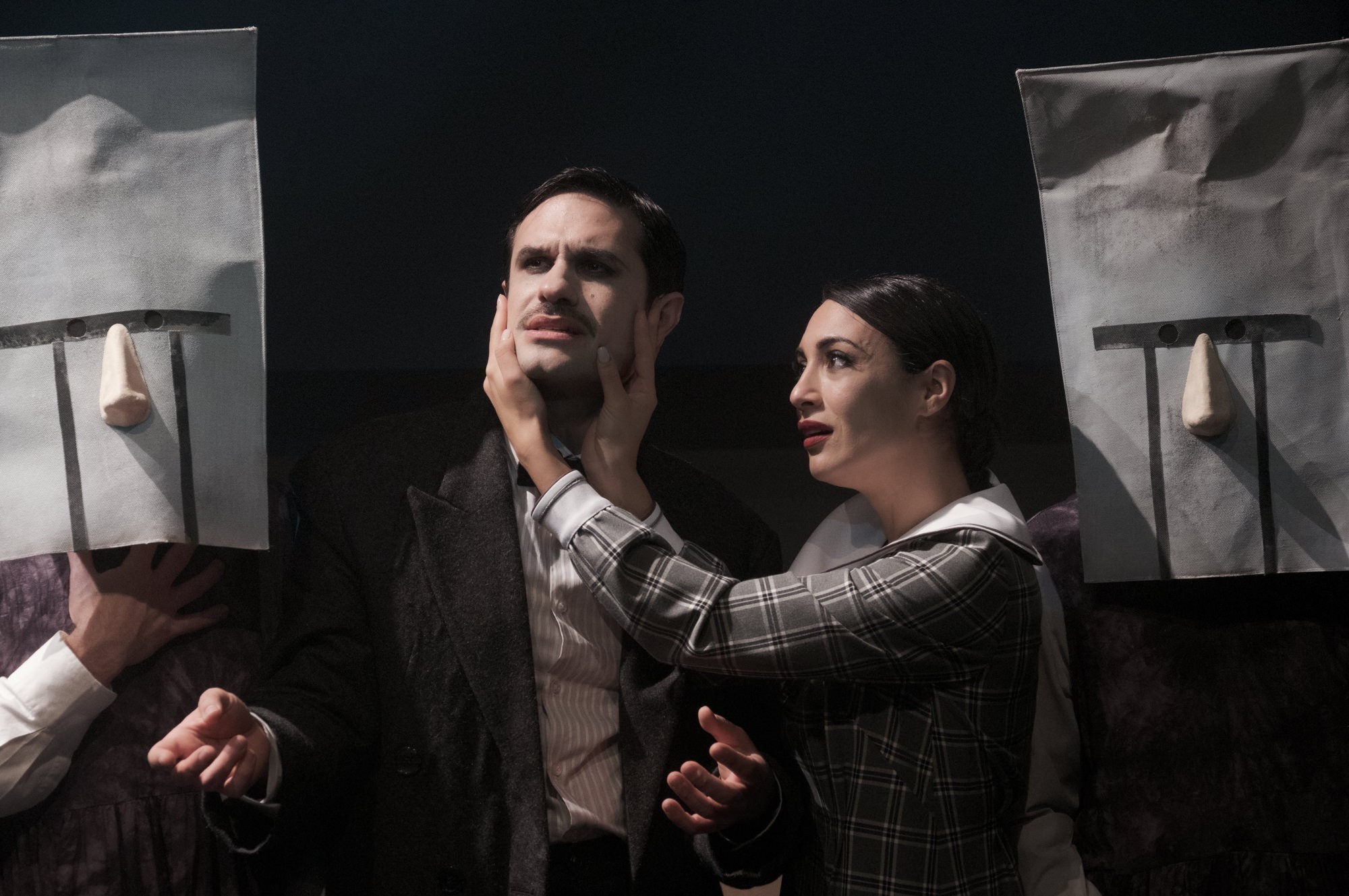 6 τοπ θεατρικές παραστάσεις που ανοίγουν την αυλαία του 2026