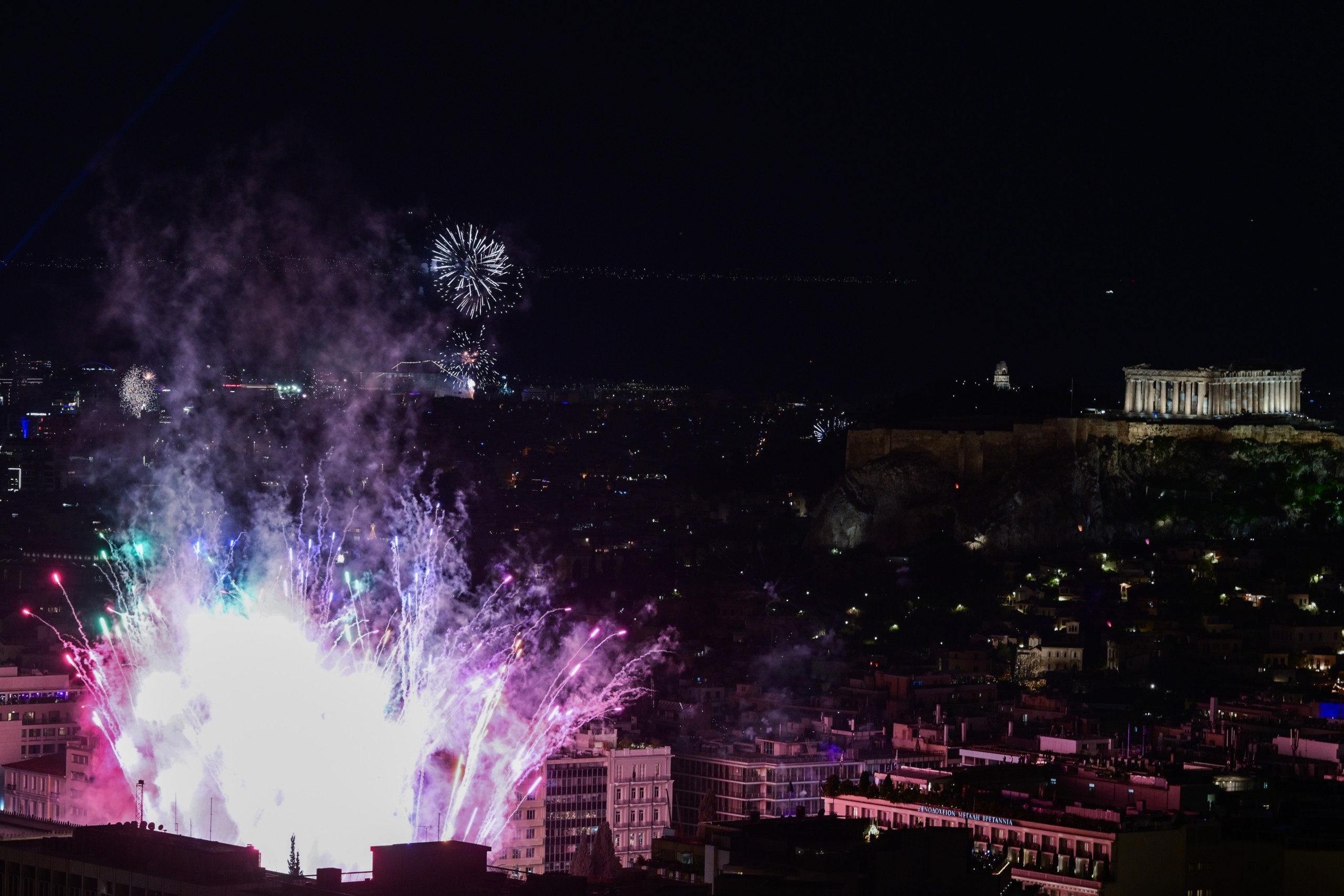 Με πυροτεχνήματα, drones και μουσική υποδέχθηκε η Ελλάδα το 2026 | Ειδήσεις για την Οικονομία