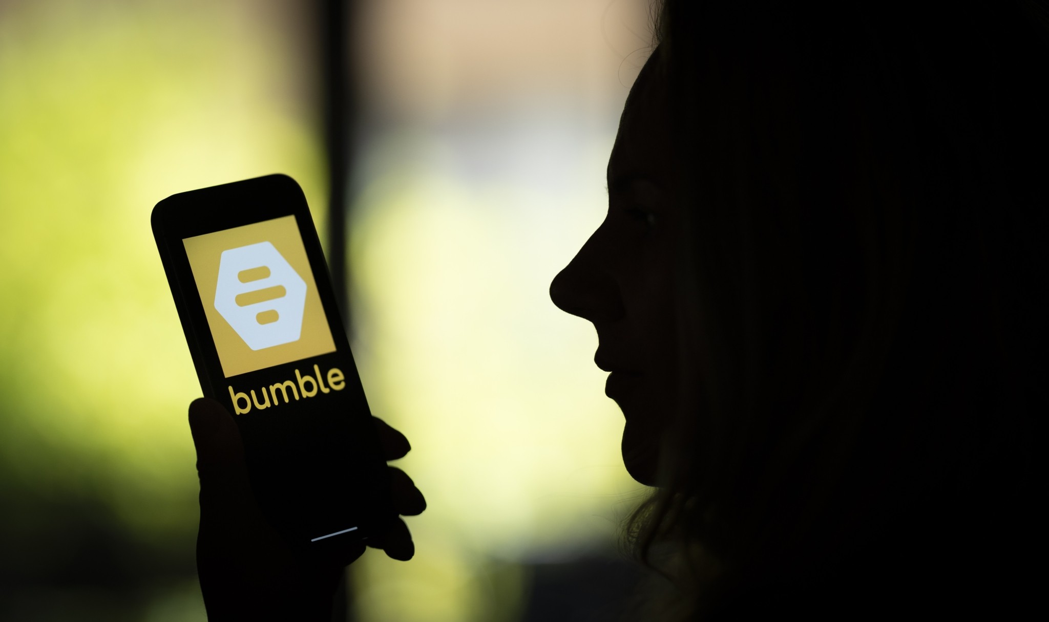 Από το LinkedIn στο Tinder – Nέοι βρίσκουν δουλειές στις εφαρμογές γνωριμιών