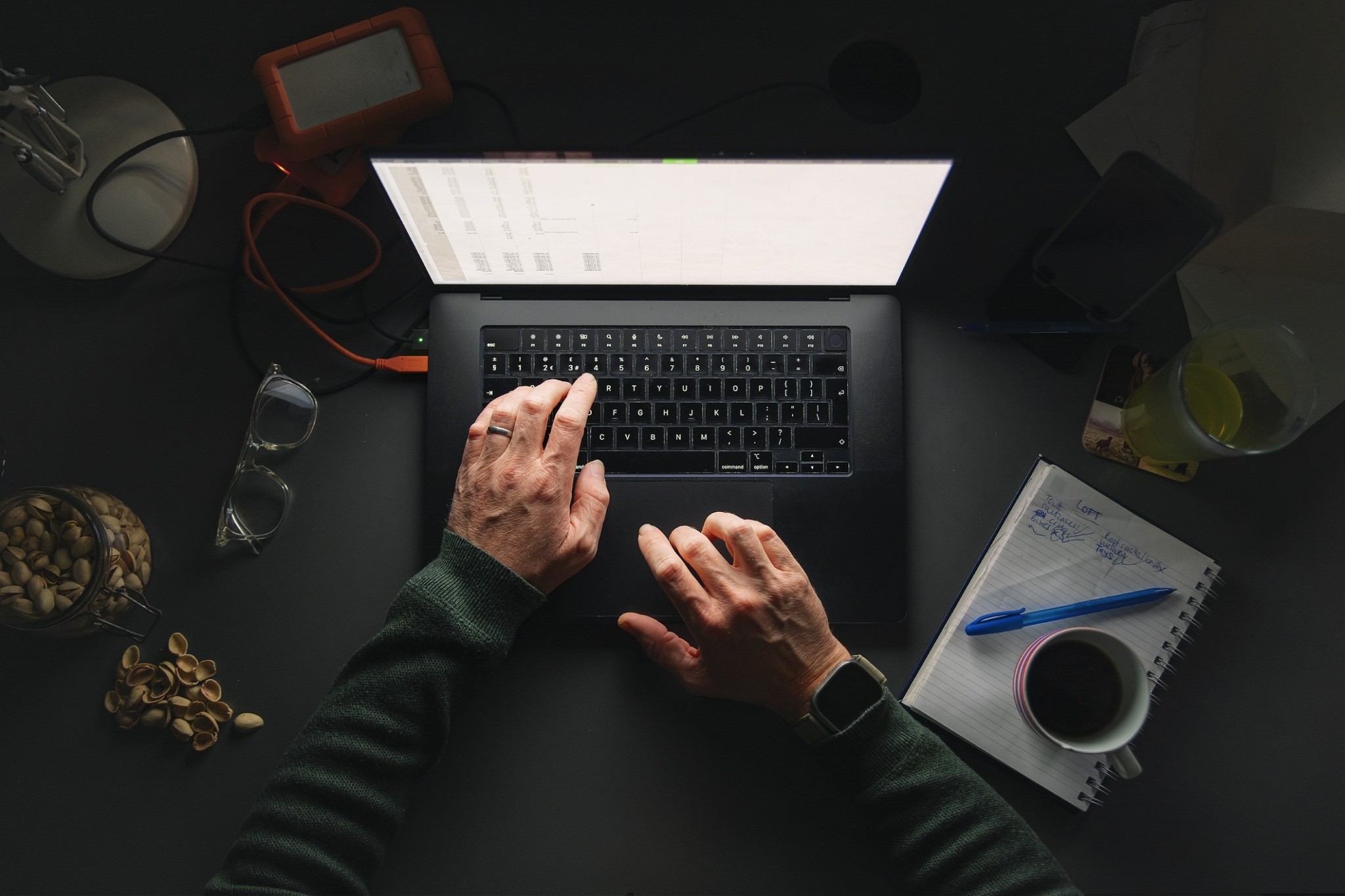 “Μην διαβάζεις στο σκοτάδι”: Αλήθειες και μύθοι για την υγεία των ματιών