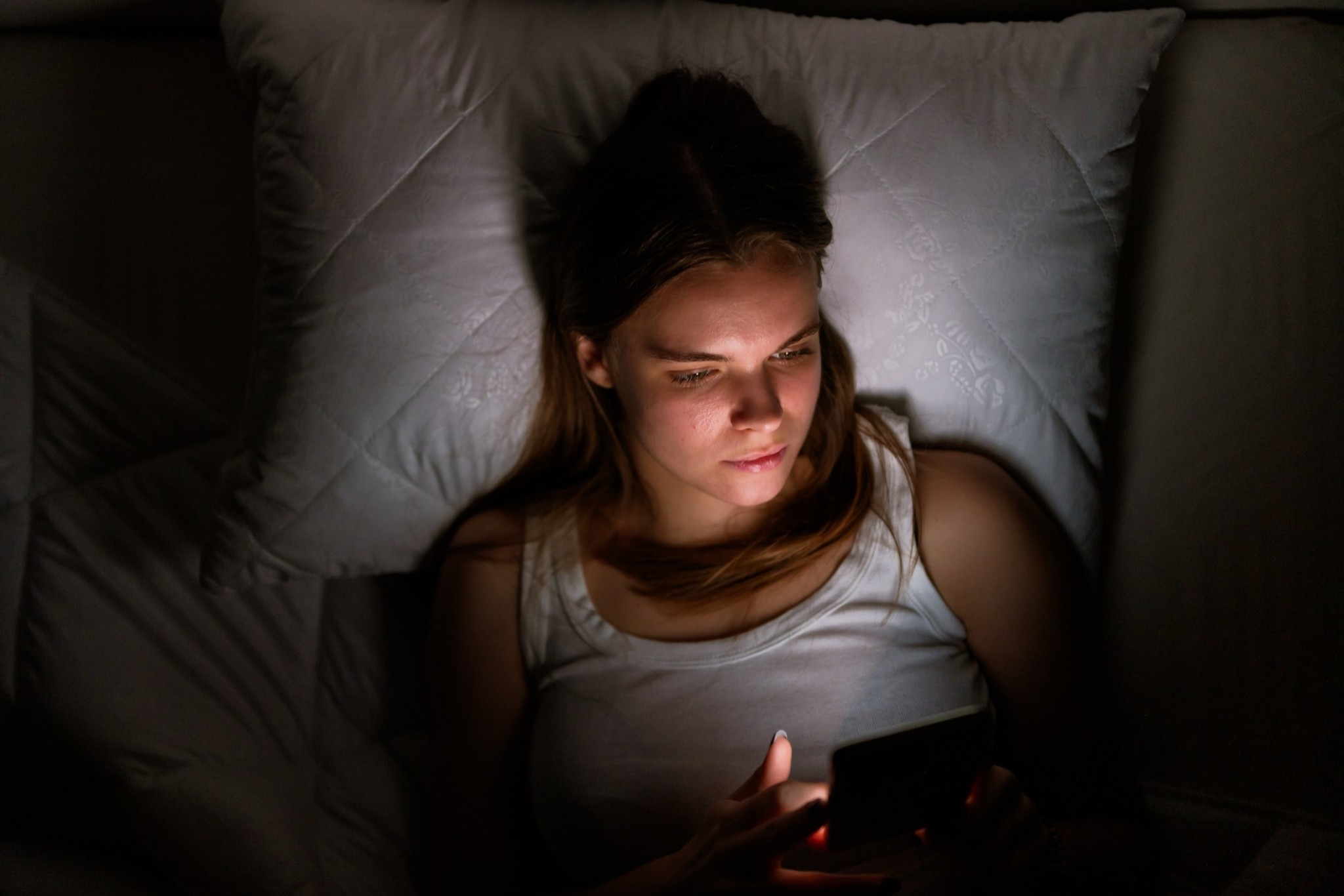 “Μην διαβάζεις στο σκοτάδι”: Αλήθειες και μύθοι για την υγεία των ματιών