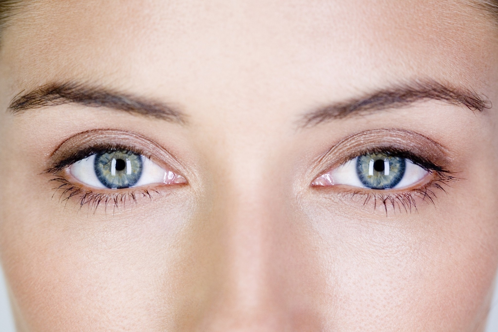 “Μην διαβάζεις στο σκοτάδι”: Αλήθειες και μύθοι για την υγεία των ματιών