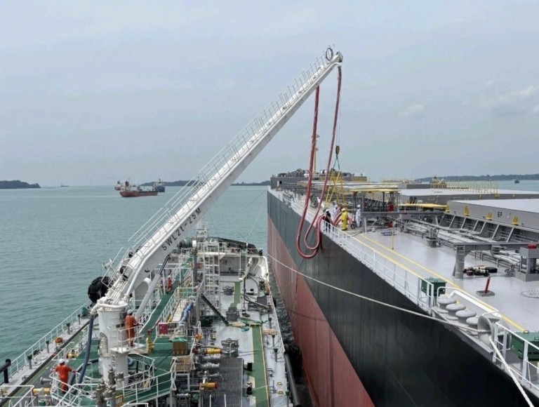 Η Σιγκαπούρη εγκαινίασε τον ανεφοδιασμό πλοίων με μεθανόλη