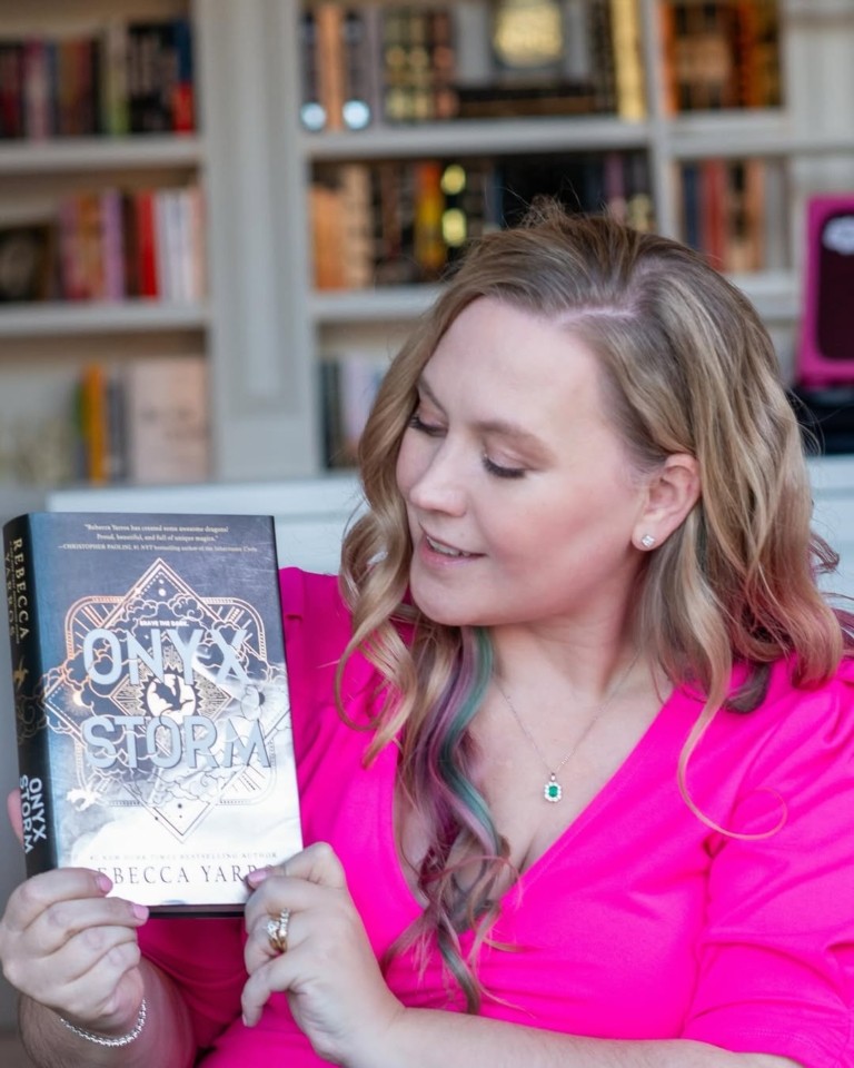 Romantasy: Έρωτες, δράκοι και ξωτικά κάνουν θραύση στα βιβλιοπωλεία και αλλάζουν τη ζωή των ζευγαριών