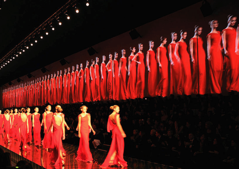 Valentino: Οι μεγάλες στιγμές του και τα φορέματα που έγραψαν ιστορία