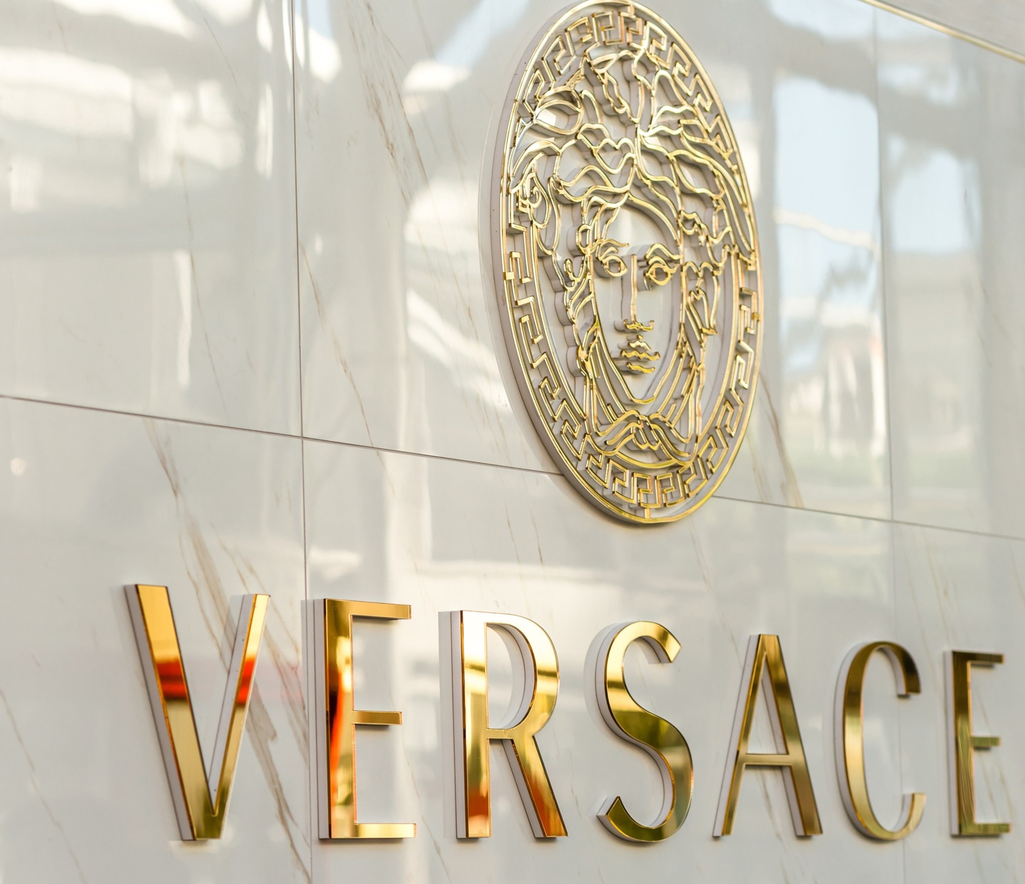 Ολη η αλήθεια για το τι εκφράζουν τα σύμβολα των μεγάλων οίκων μόδας  