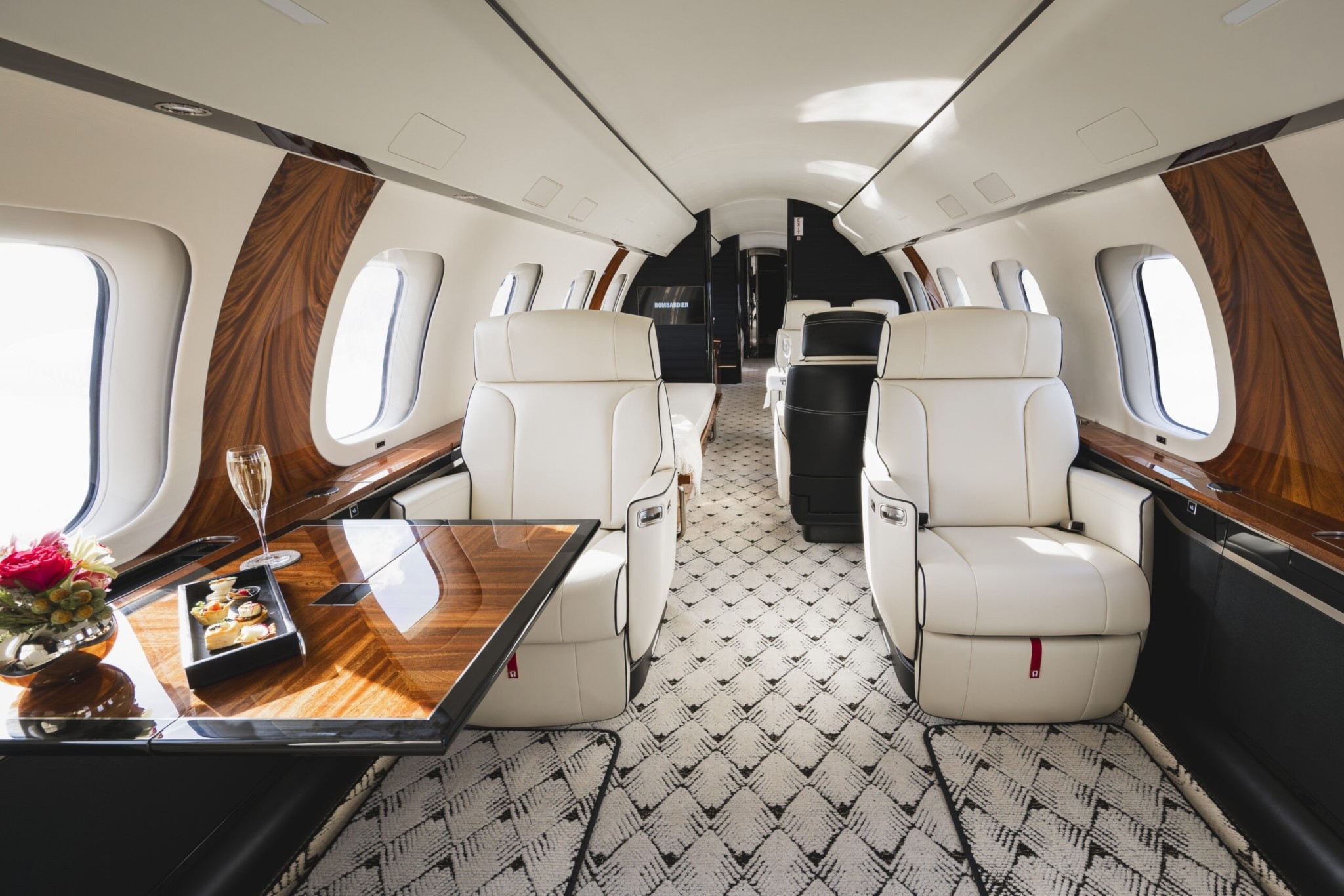 Ρεκόρ στο κόστος ζωής των δισεκατομμυριούχων – Πόσο κοστίζει η “μεγάλη ζωή” σήμερα;