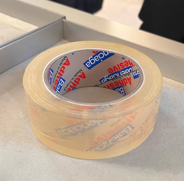 Όταν η τρέλα γίνεται πολυτέλεια: Το νέο βραχιόλι-κολλητική ταινία της Balenciaga κοστίζει $3.000 και ξεπουλάει (vid) | Ειδήσεις για την Οικονομία