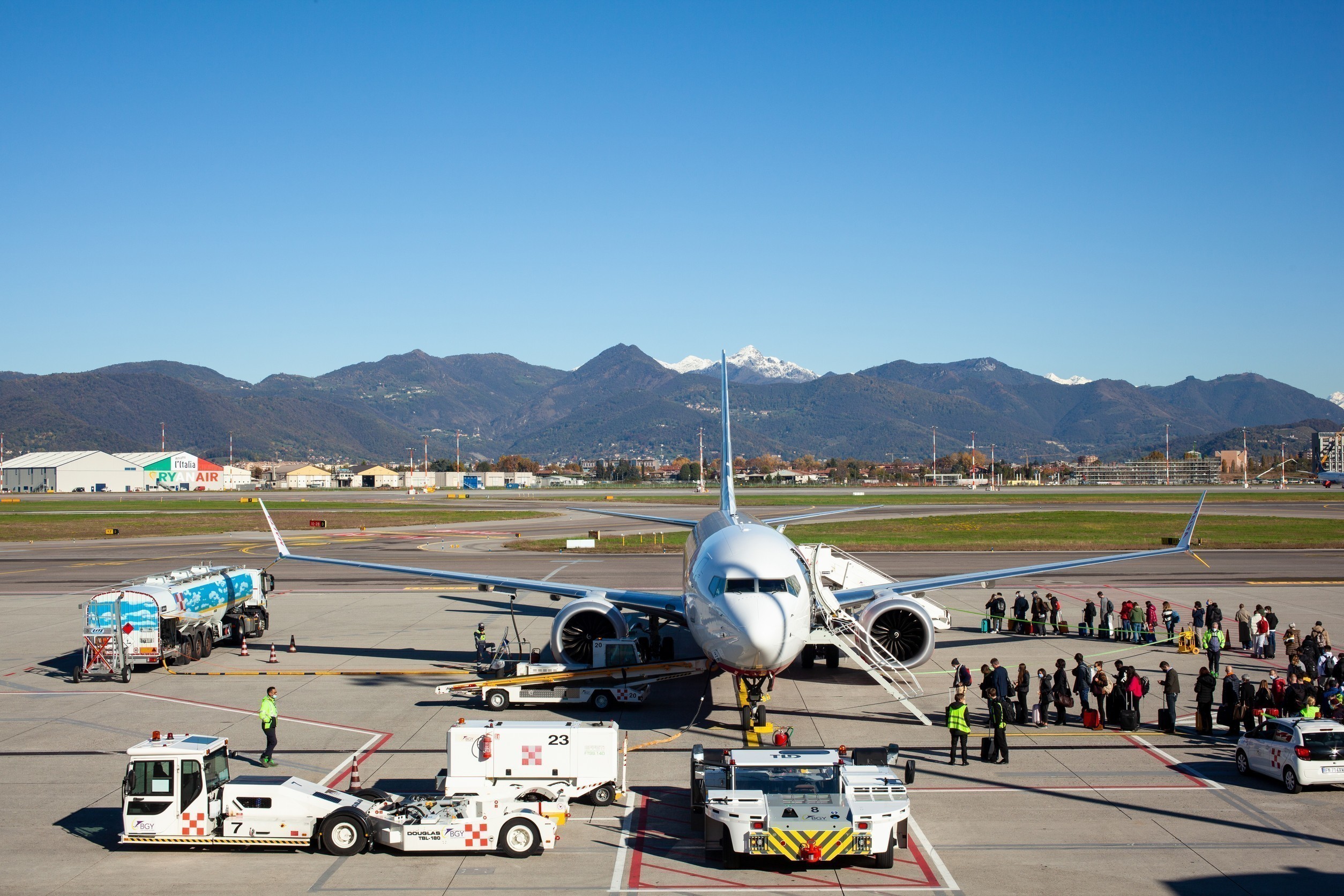 Eπιβάτες έμειναν εγκλωβισμένοι στο αεροδρόμιο του Μπέργκαμο – Τεχνικά προβλήματα ακύρωσαν δεκάδες πτήσεις | Ειδήσεις για την Οικονομία